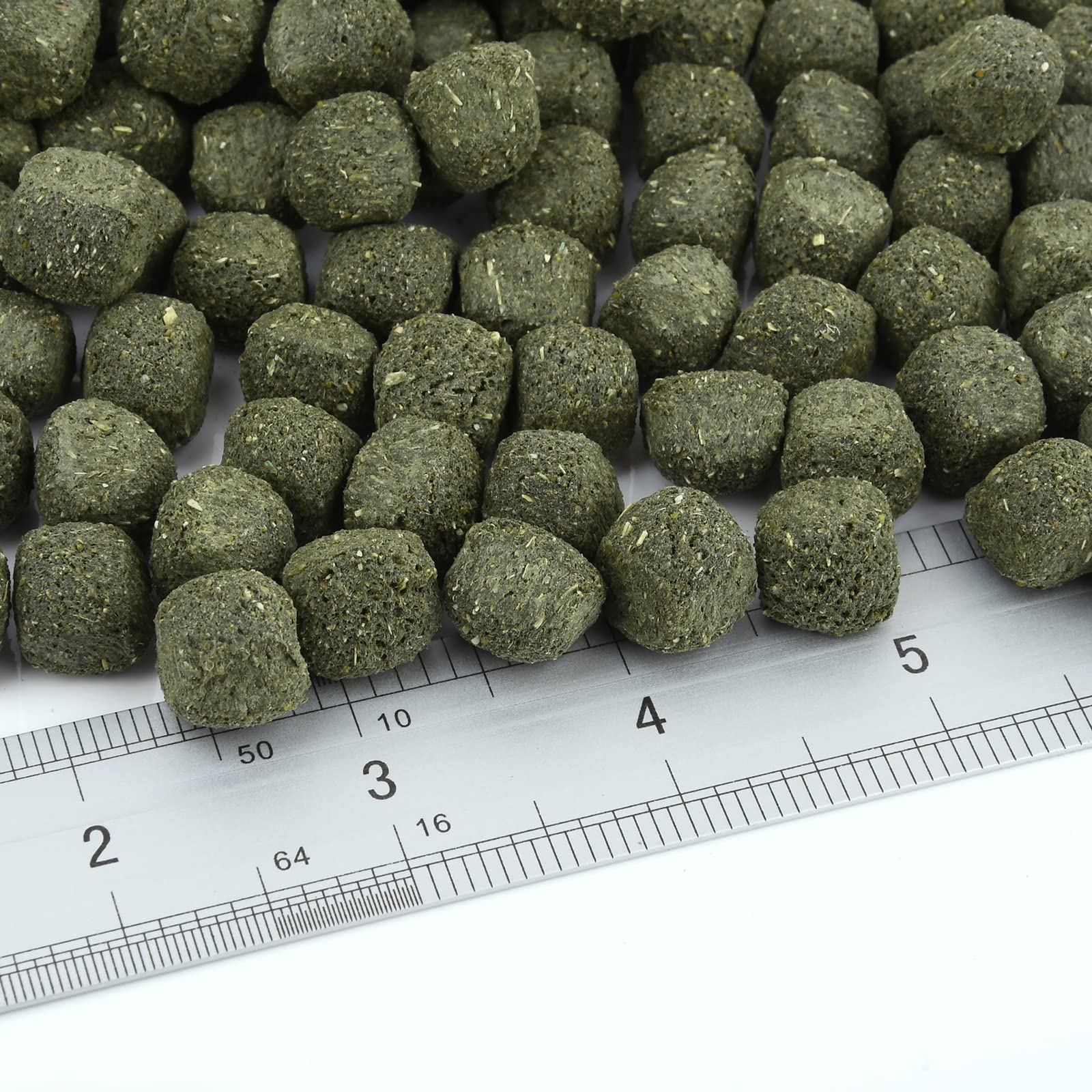 Ohcool Timothy Hay Cubes small size demonstrates 0.5 inch portion.