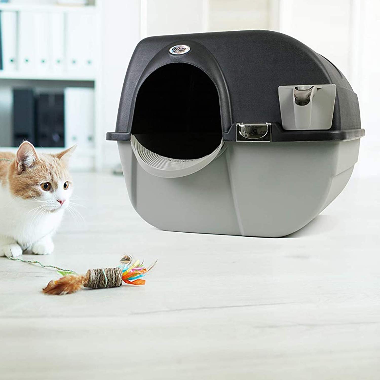 Omega Paw Elite integrated litter step provides easy entry for cats and kittens.