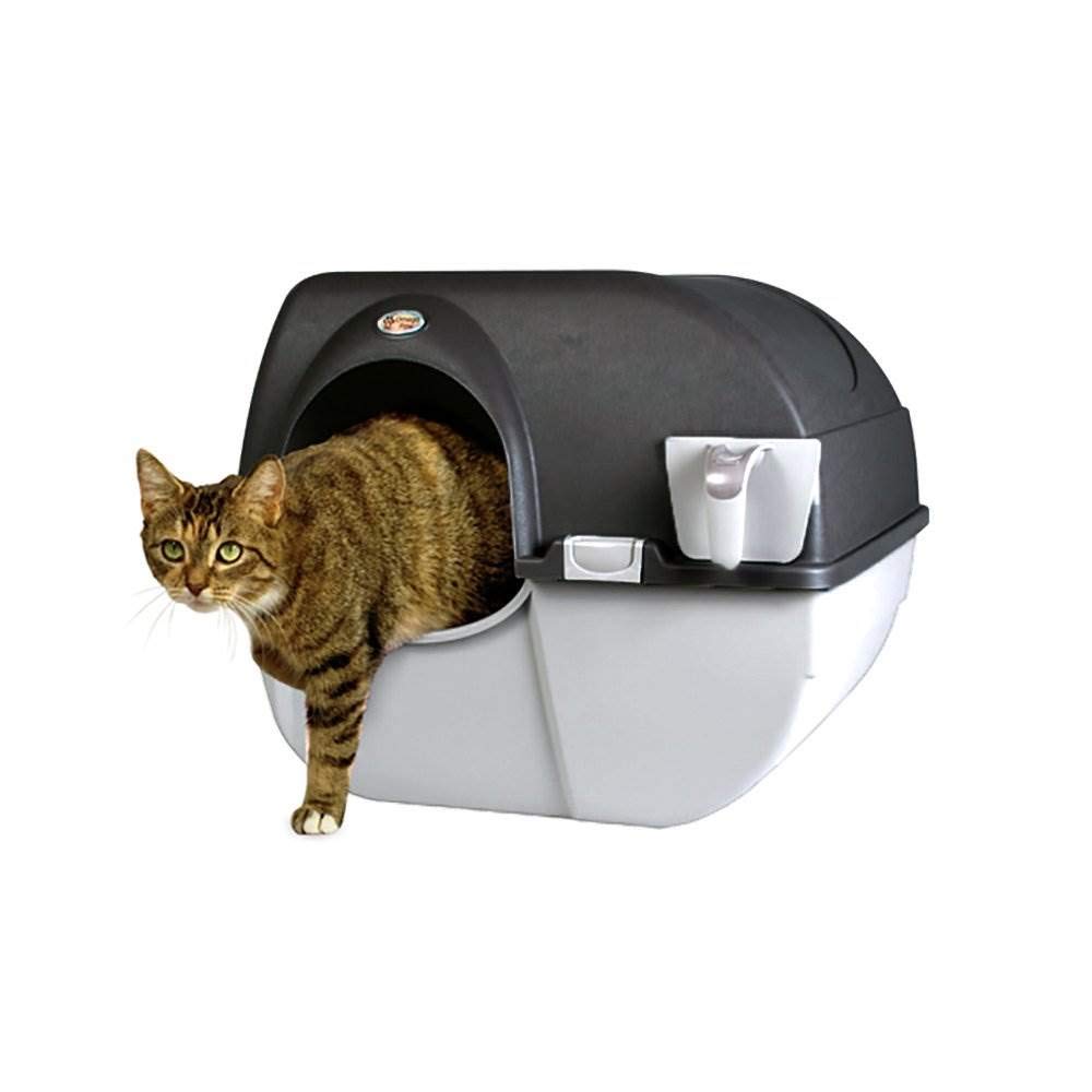 Omega Paw Elite Roll-to-Clean action demonstrates effortless waste separation for busy households.