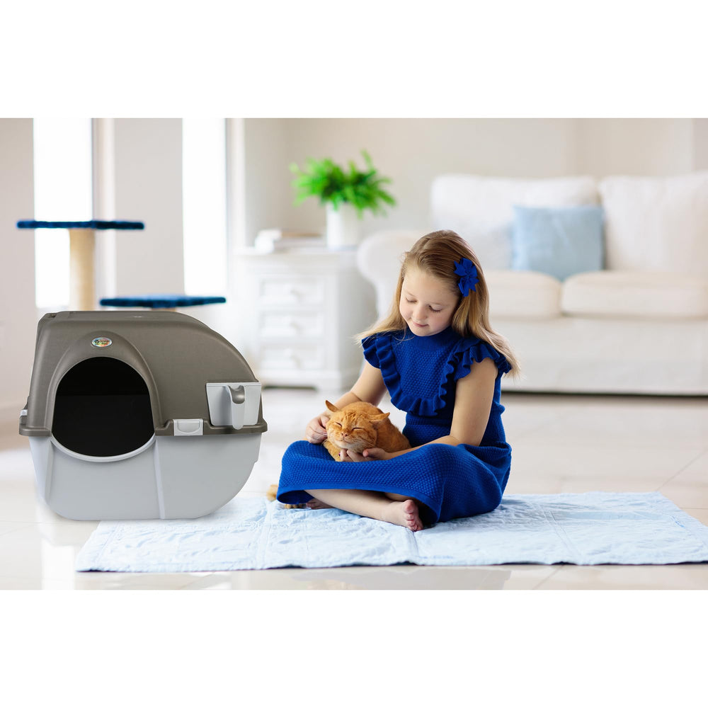 Omega Paw NRA15 cat using litter box shows user-friendly design.