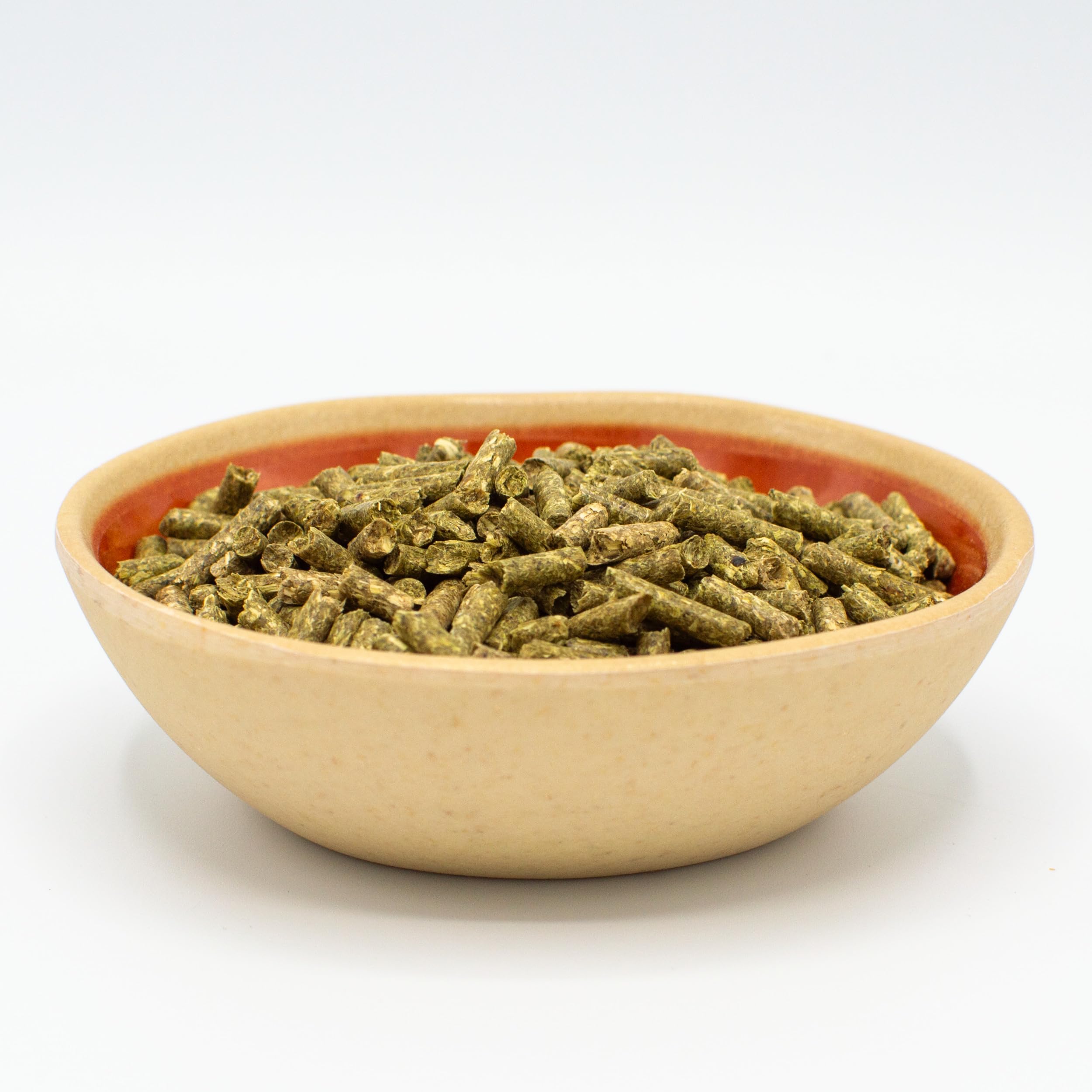 Serving bowl with Oxbow Essentials pellets at mealtime