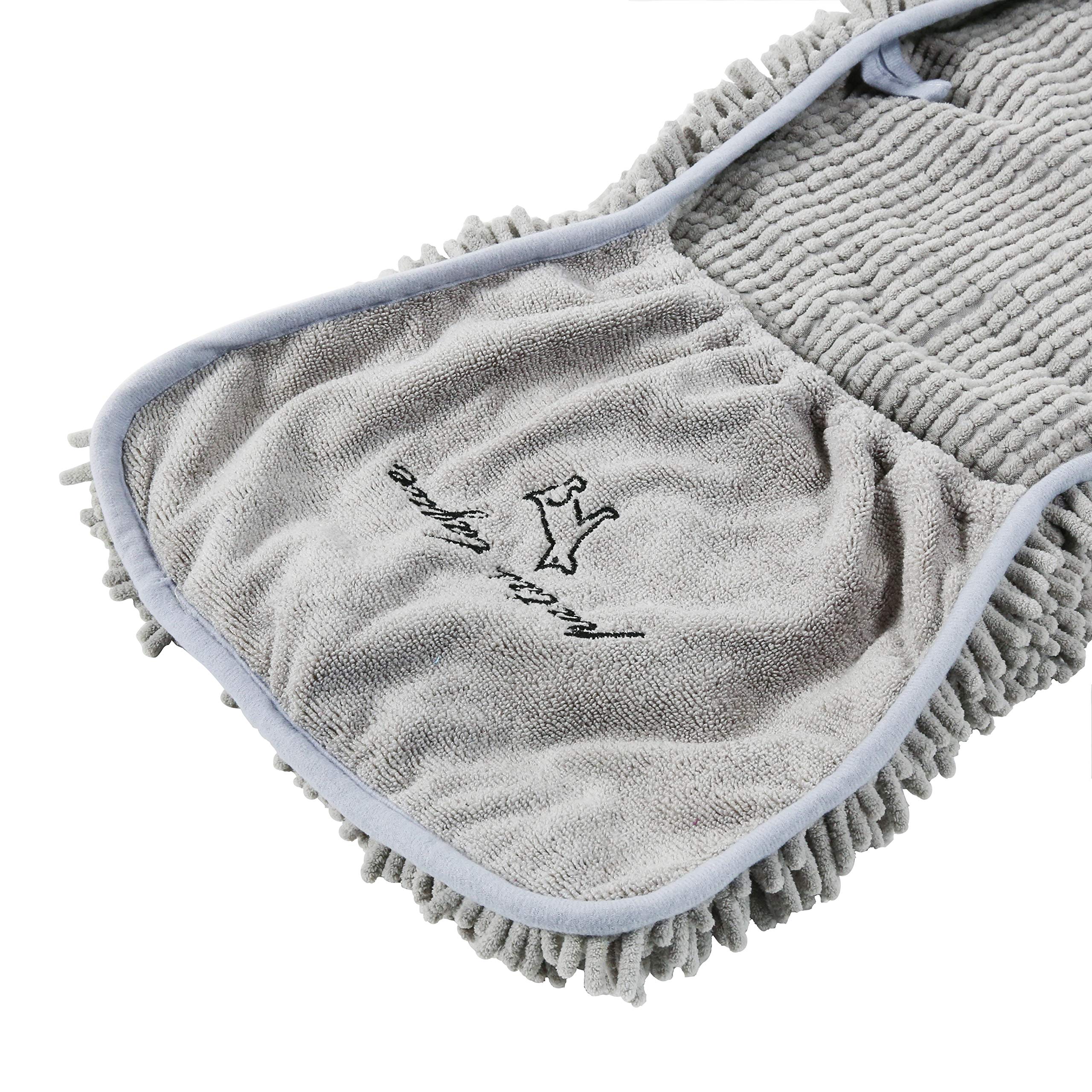Patas Lague dog towel with hand pockets for easy handling during drying.