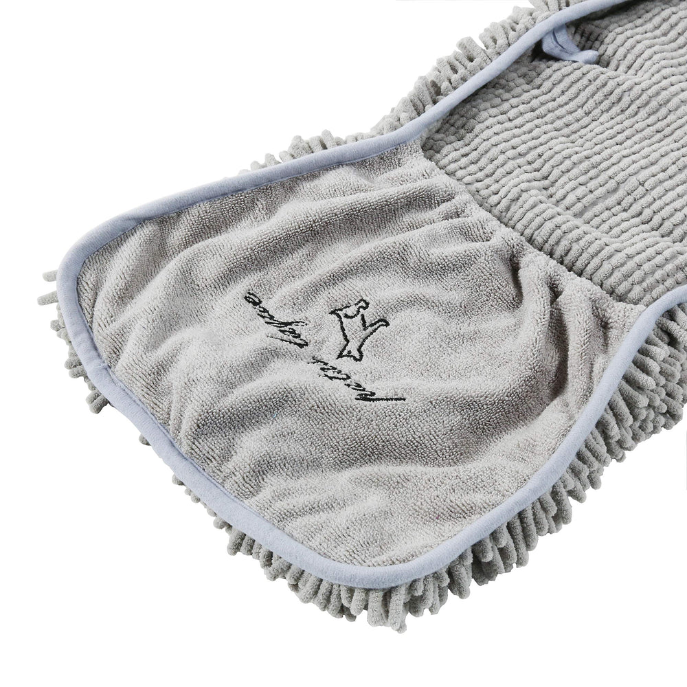 Patas Lague dog towel with hand pockets for easy handling during drying.