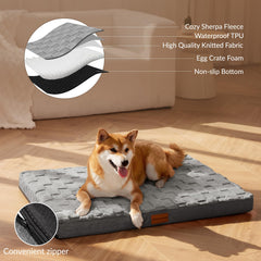 Patas Lague waterproof cover keeps the bed clean and dry.