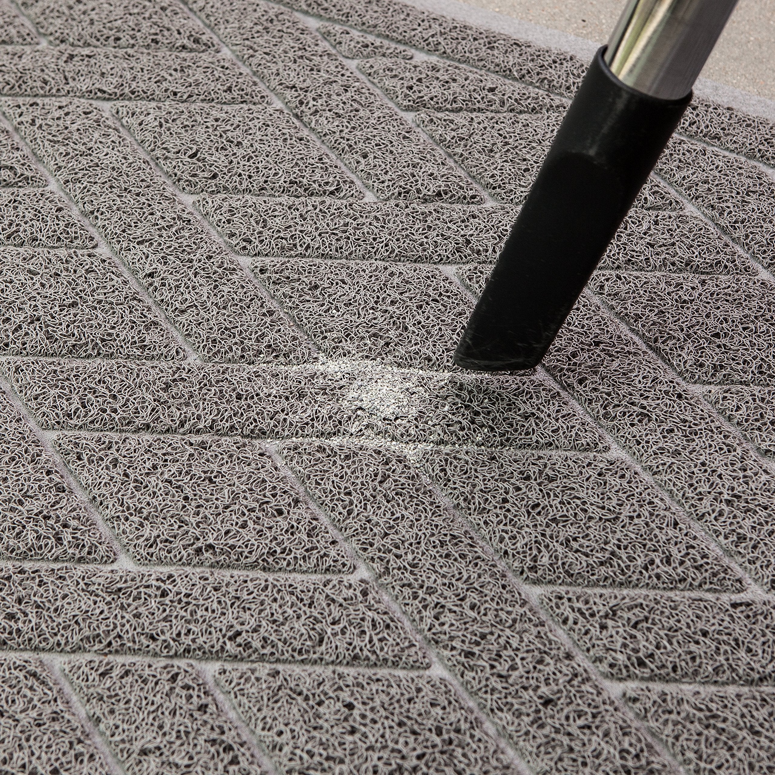 Pawkin Cat Litter Mat is easy to vacuum, shake, or rinse.