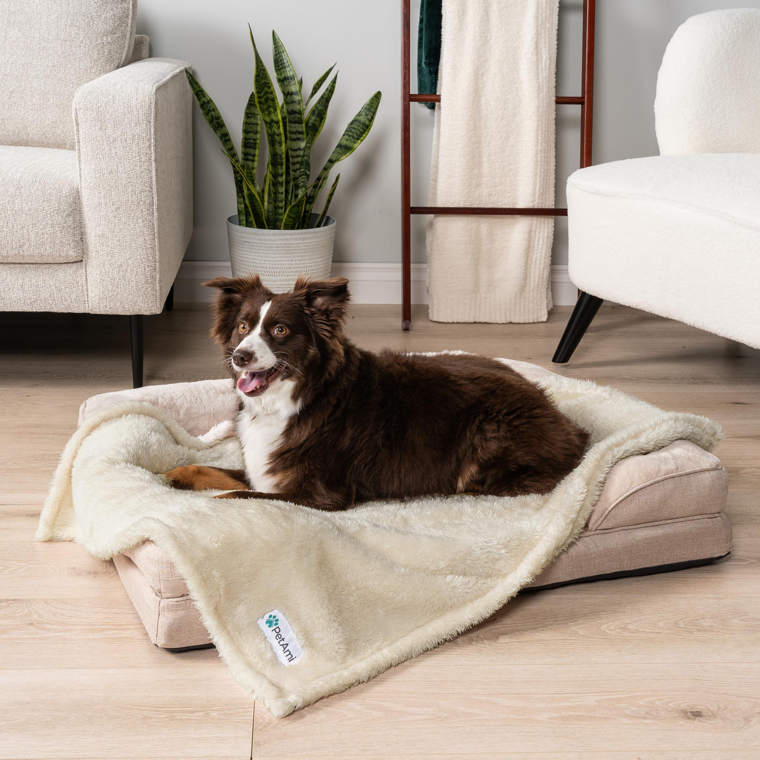 PetAmi machine-washable pet blanket for easy cleaning.