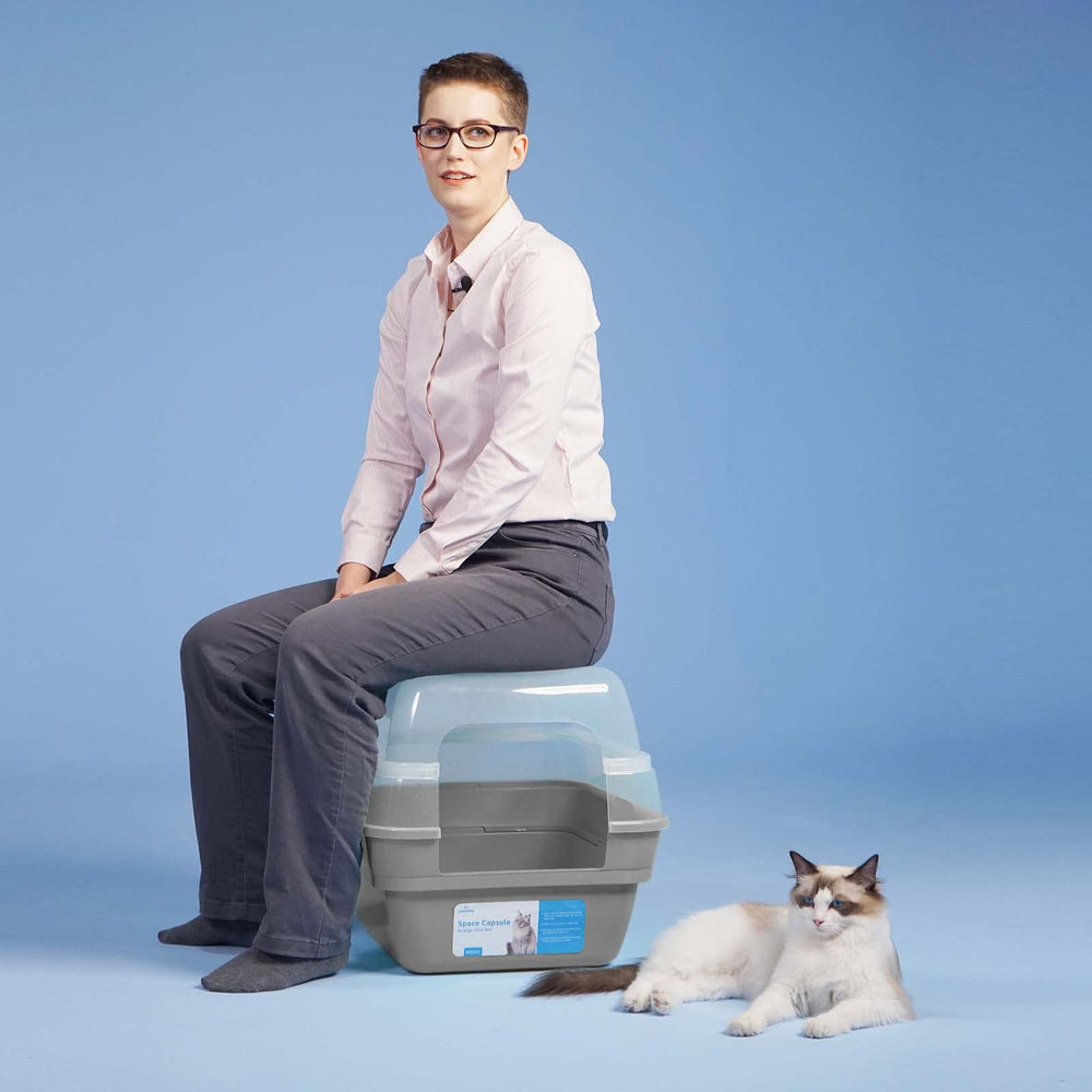 Petfamily sturdy grey litter box complements modern home décor.