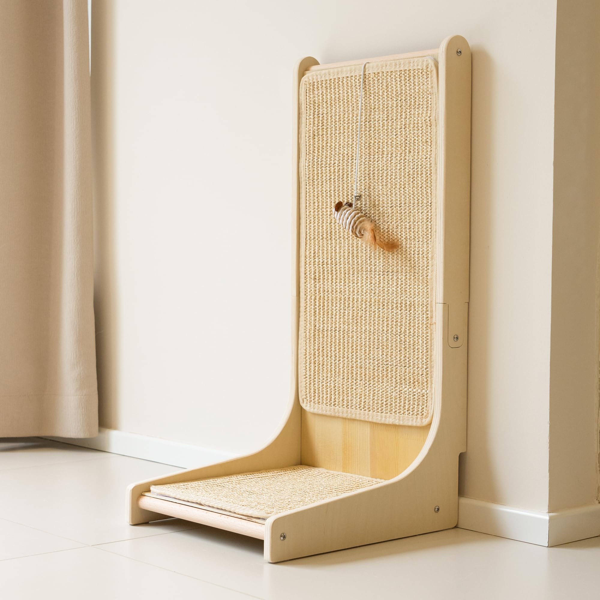 PETKARAY upright wall-mounted sisal scratcher for natural scratching and play.