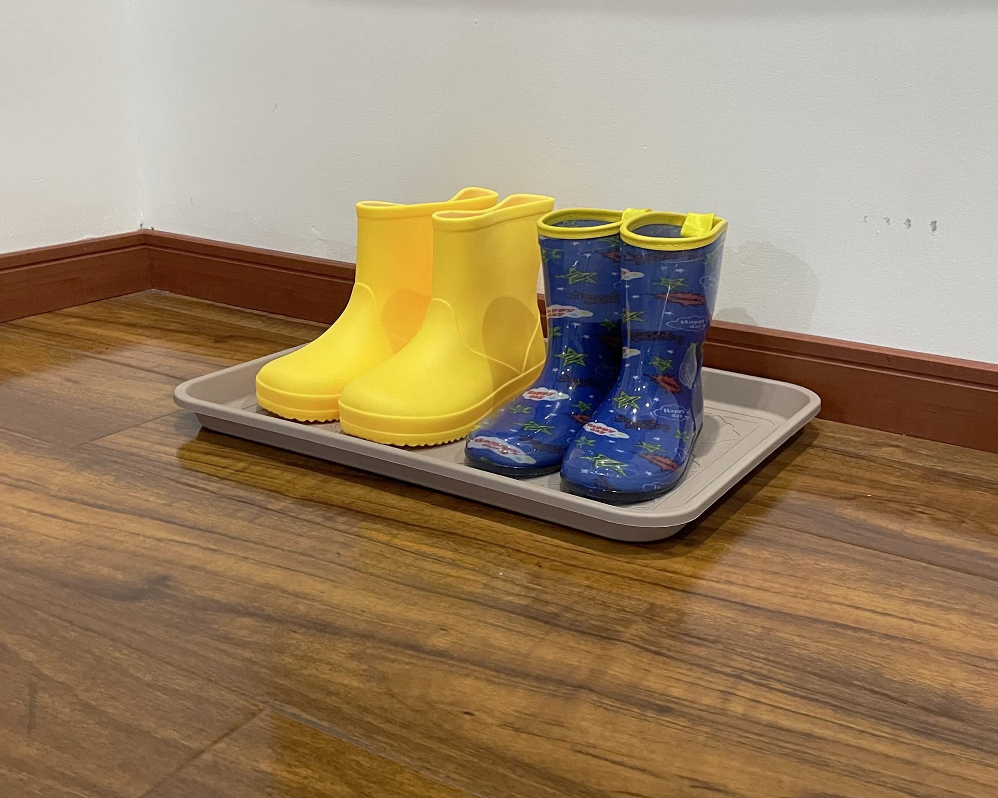PetLike mud-splash edge helps contain moisture and mud spread.