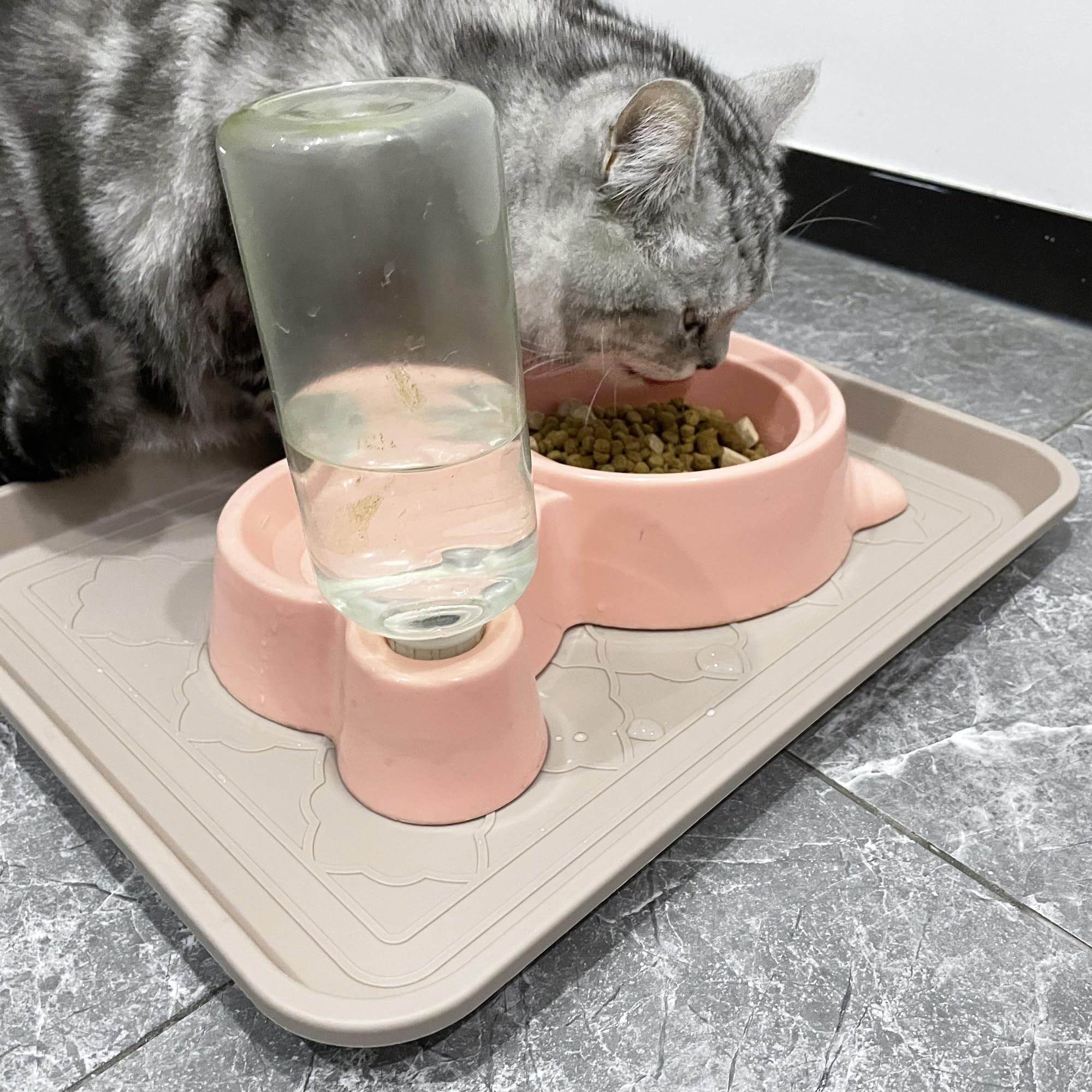 PetLike tray with non-slip back stays steady on floors.