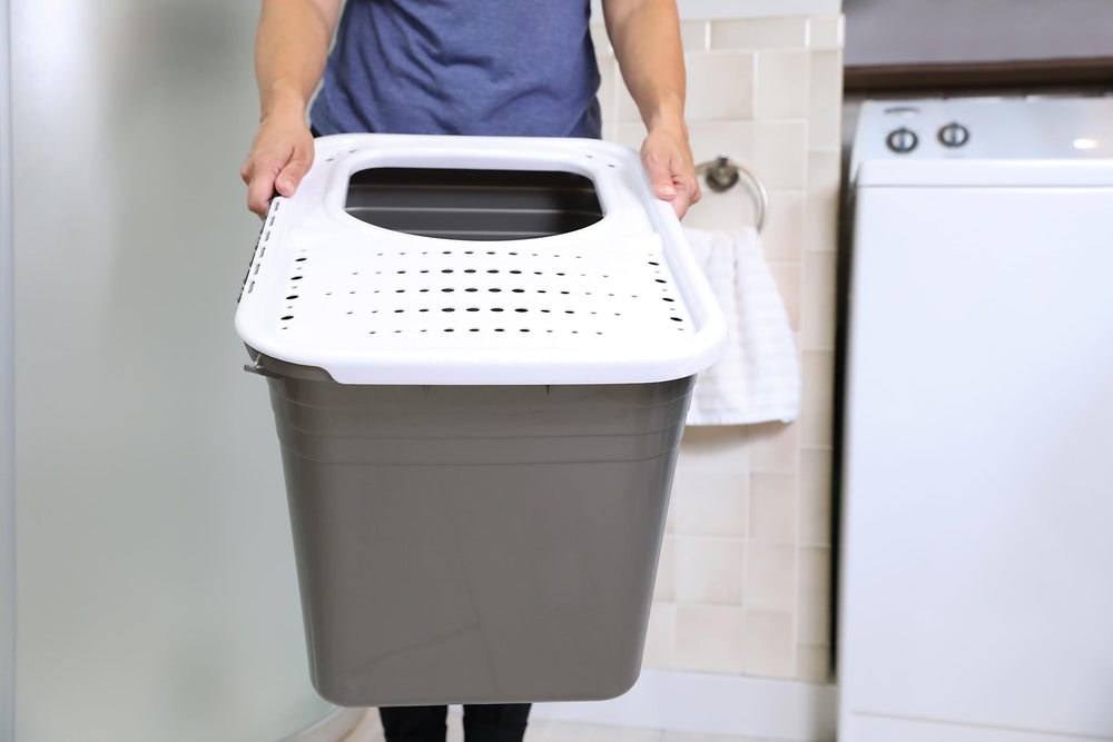 Petmate hinged-lid litter box for convenient top access and cleaning.