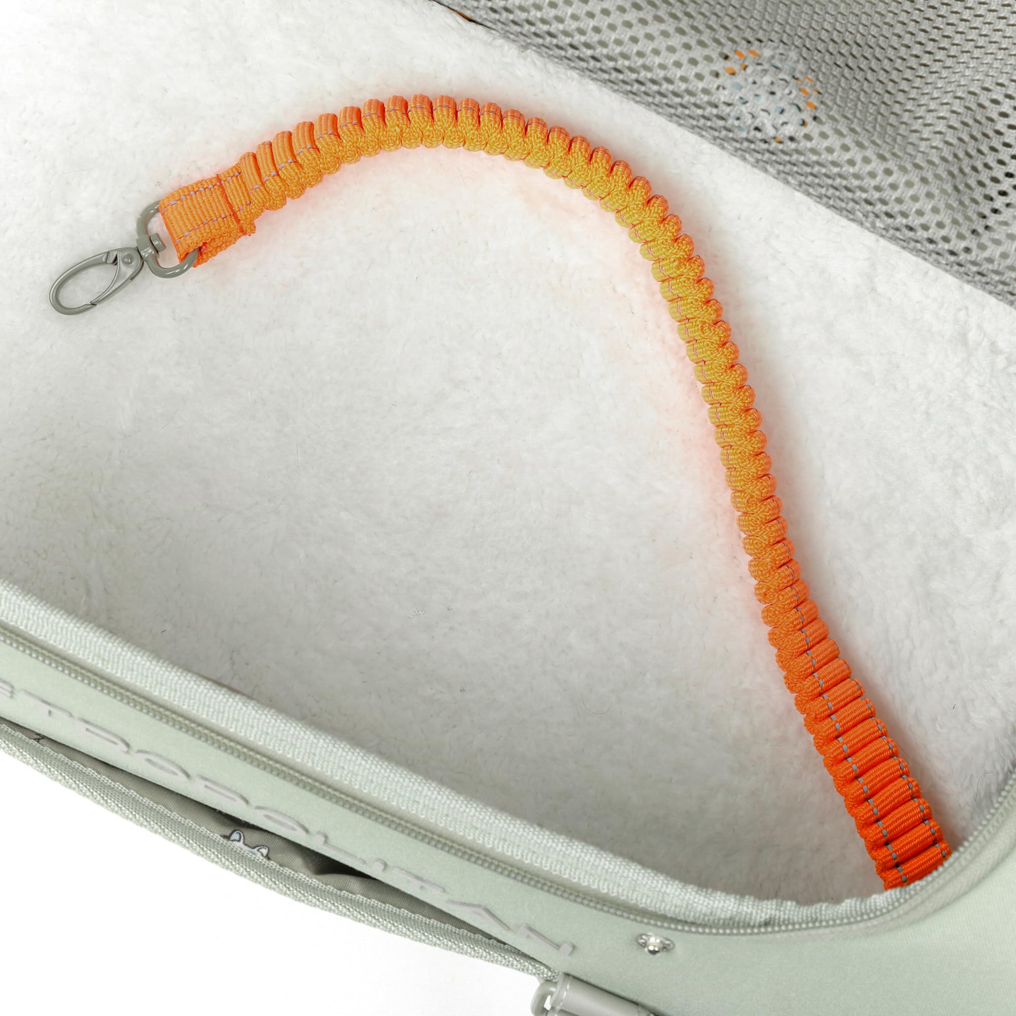 Petropolitan adjustable strap and padded handles offer versatile carrying options