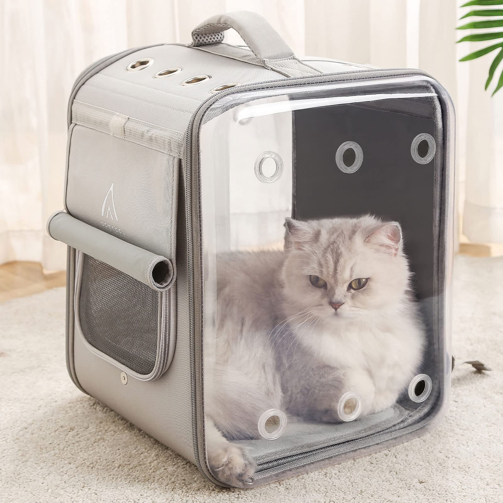 Petseek backpack provides 270° view, letting your pet enjoy scenery outdoors.
