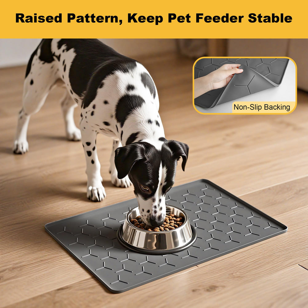 Pieviev dual-bowl mat offers ample space for dogs and cats.
