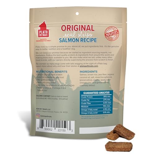 PLATO Real Strips Salmon bars with soft texture for easy chewing.