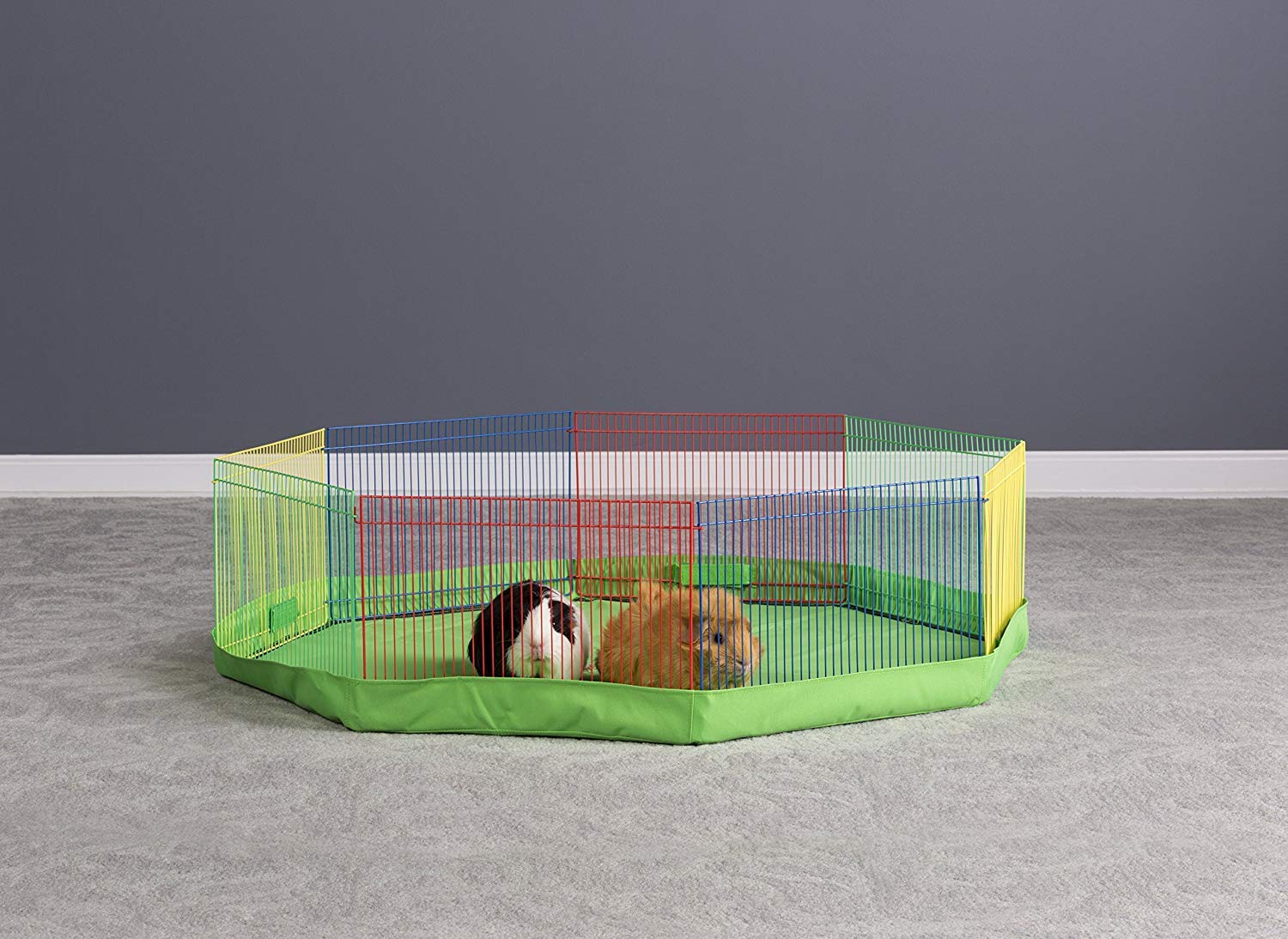 Prevue Hendryx playpen closeup wires with clear 3/8 inch spacing.