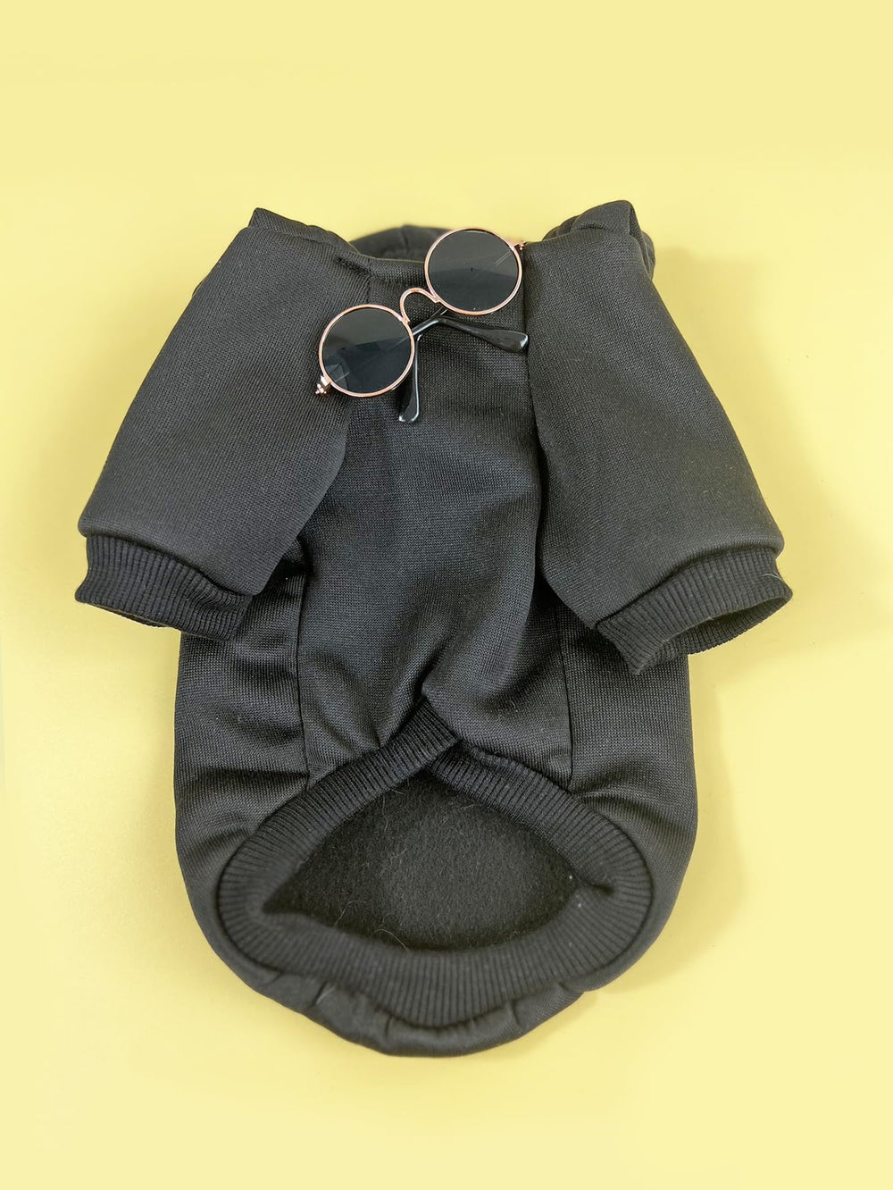 QWINEE soft fabric pet clothes keep cats and dogs cozy in cold weather.