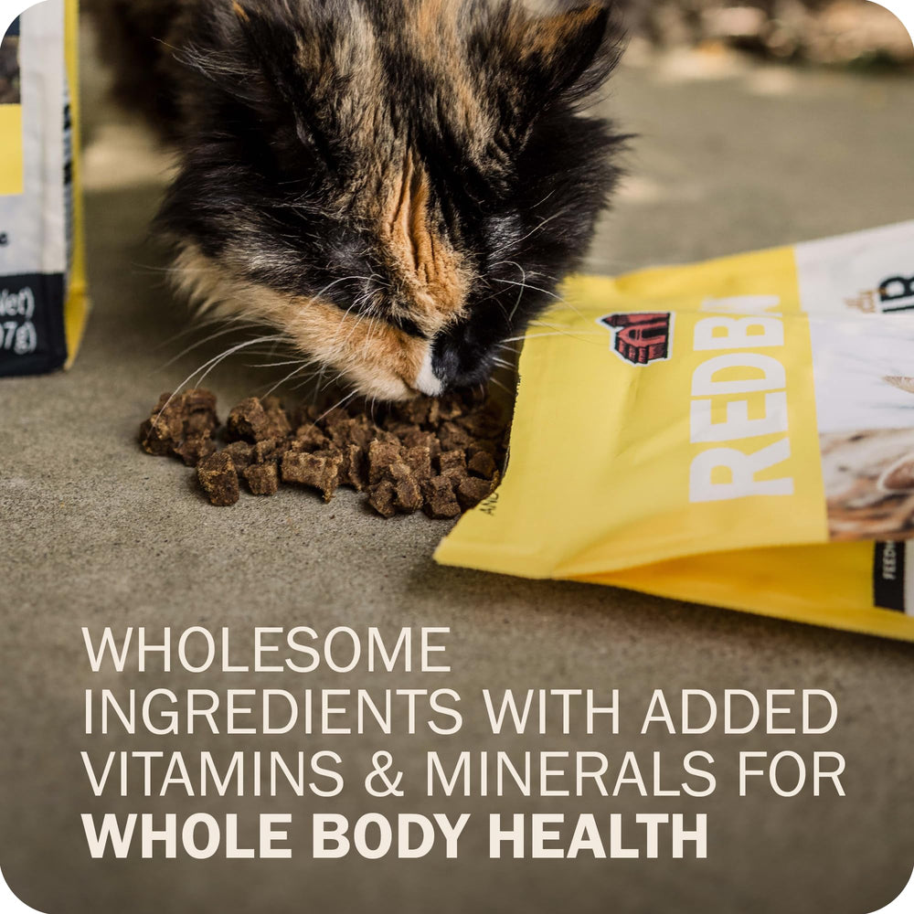 Salmon oil and flaxseed in Powerfood support healthy skin and coat in cats.