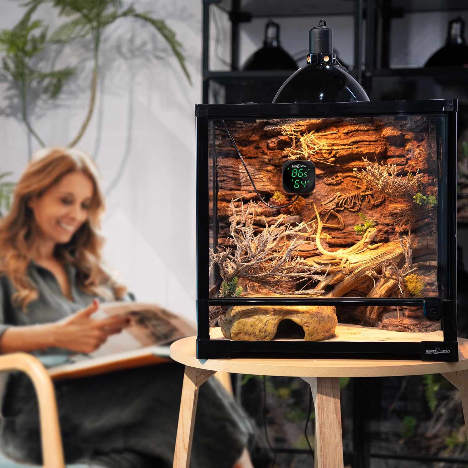REPTI ZOO 3-inch LED backlit display for easy readings day or night.