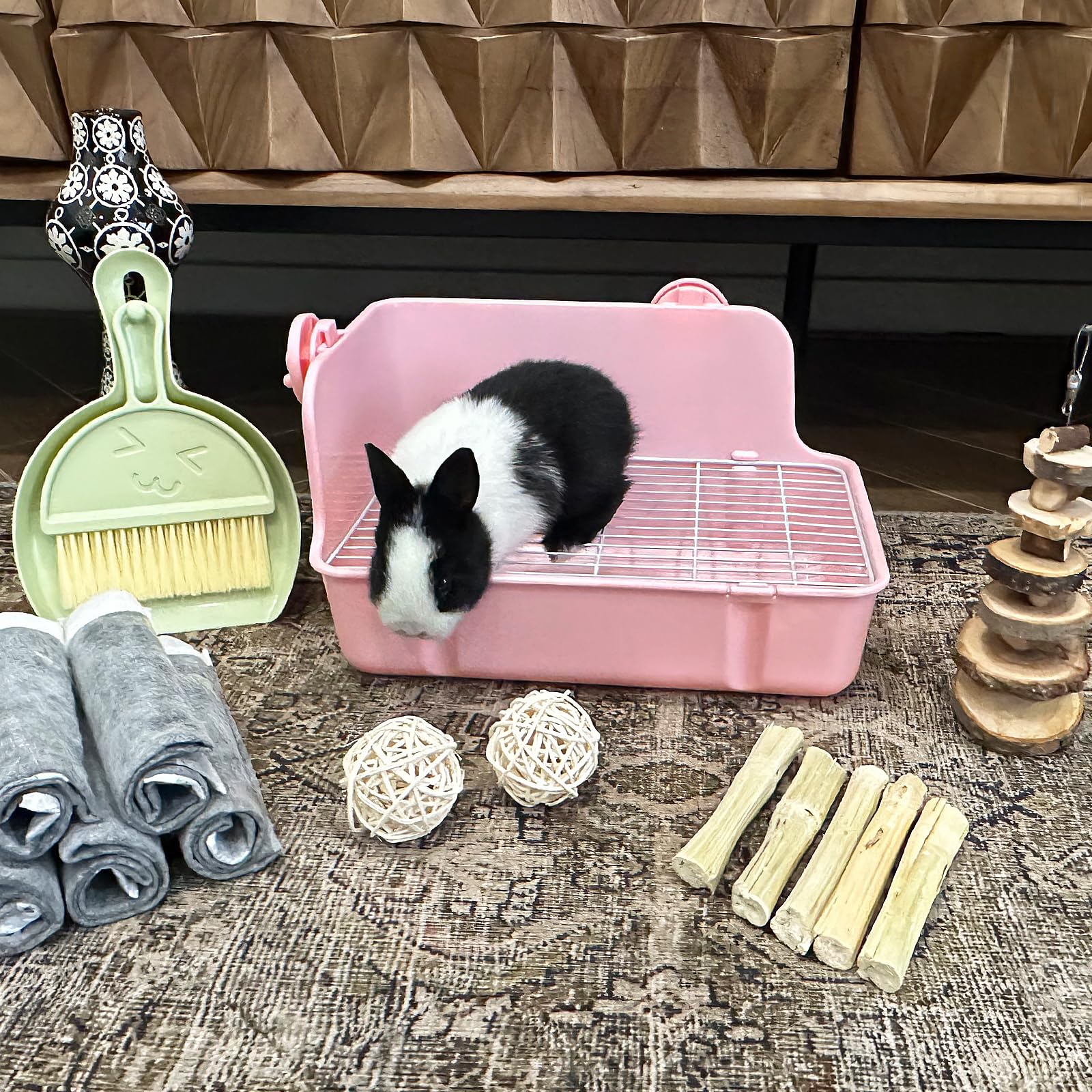 RubyHome Rabbit Litter Box has rounded corners for safe handling.