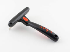 RYAN'S PET SUPPLIES Comfort grip grooming tool offers ergonomic handling for longer grooming sessions