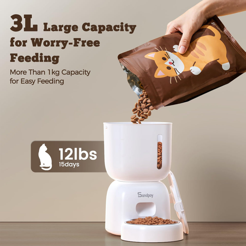 Sandpoy FW1 locking lid prevents pawing and spills during meals.