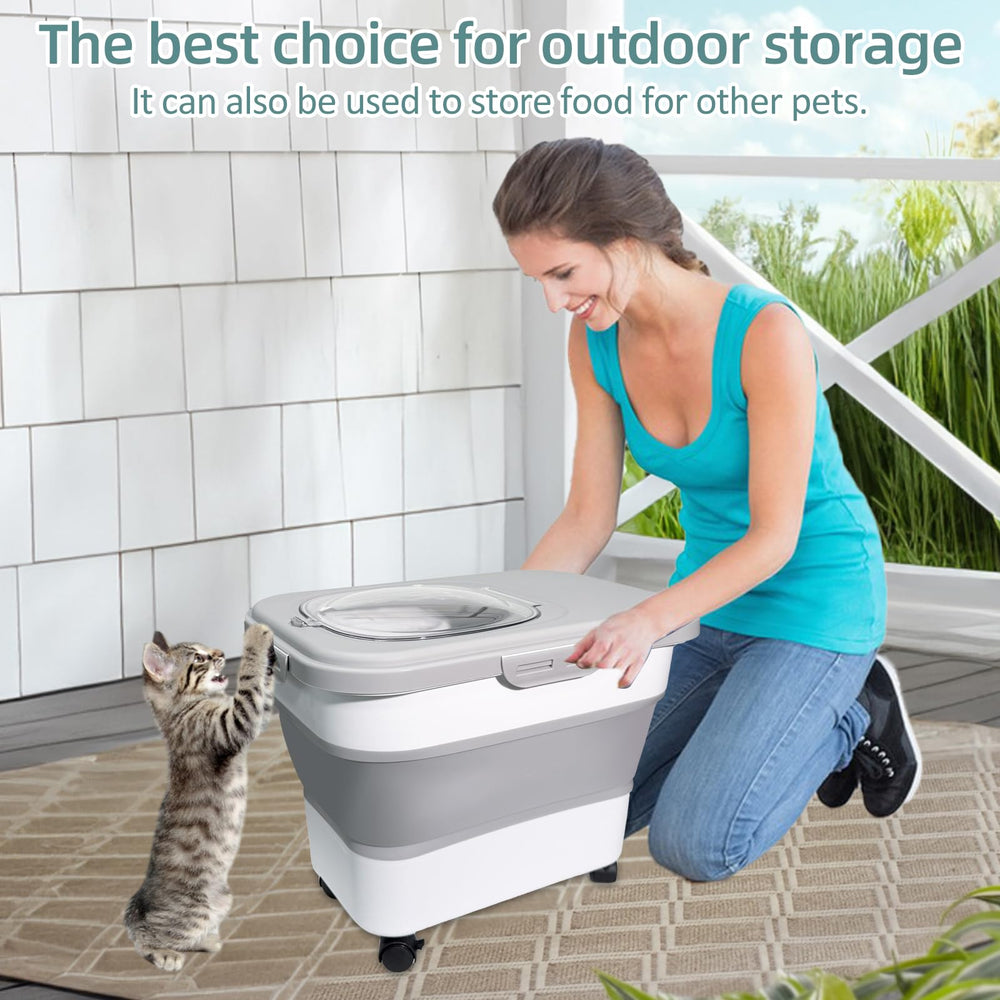 SECOAT BPA-free plastic litter bin is easy to wipe clean.