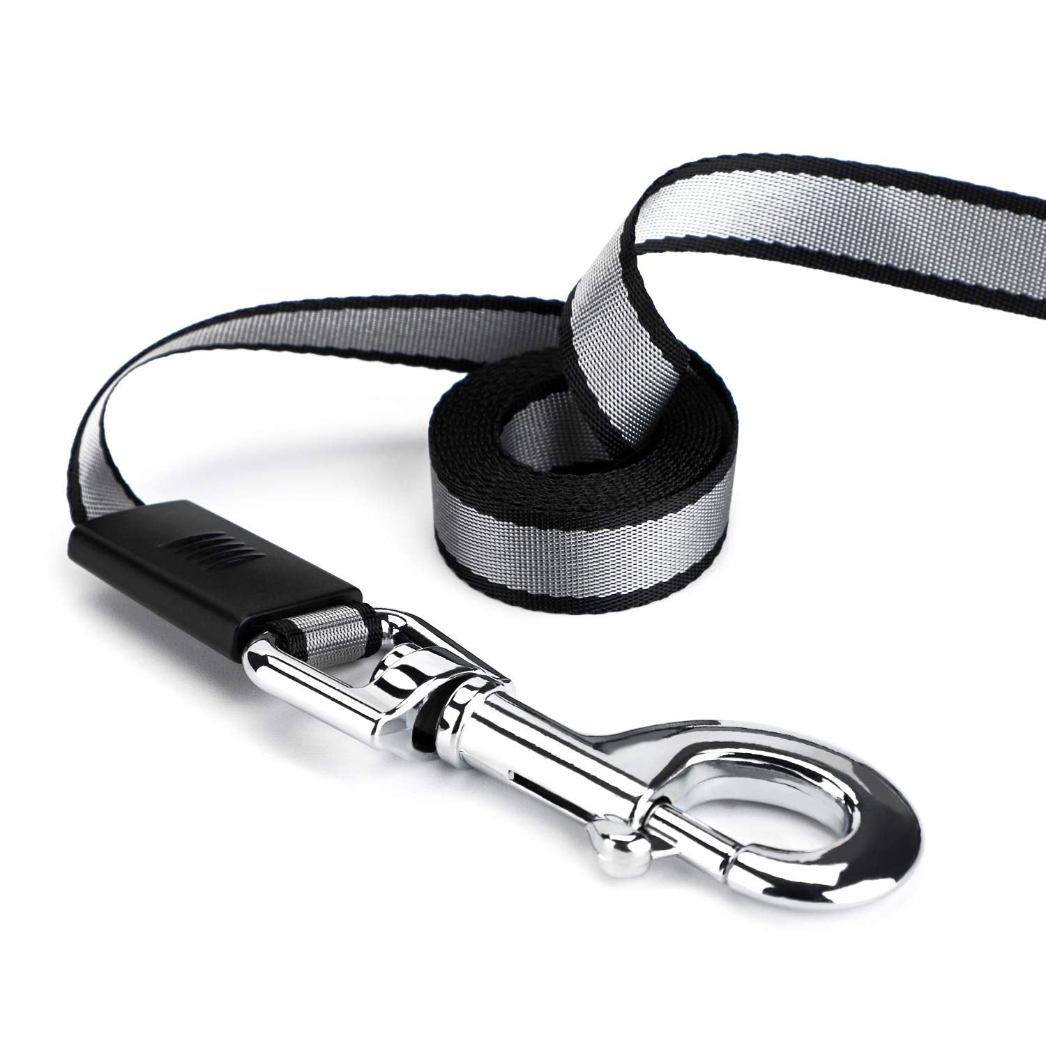 Segarty leash brake button demonstrates quick, secure stopping during training sessions.