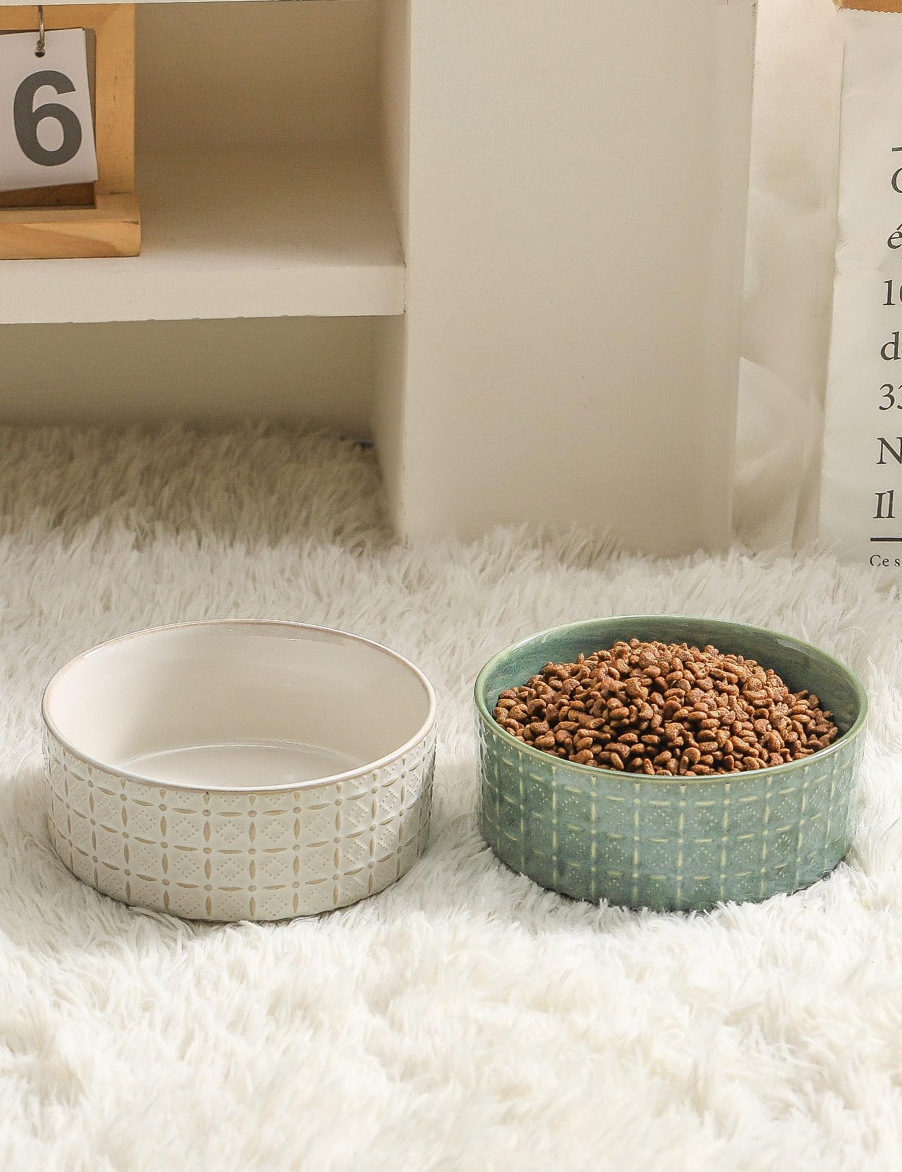 Seyatoo multi-use bowl fits small animals like cats and rabbits.