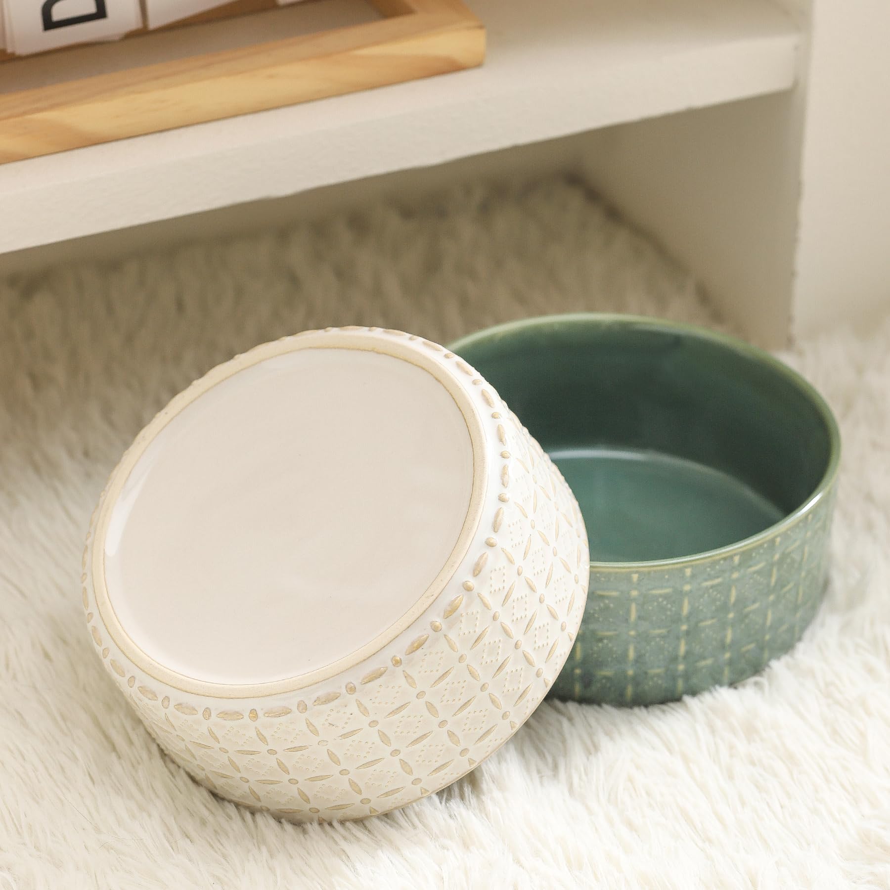 Seyatoo pet bowl designed to reduce spill and mess.
