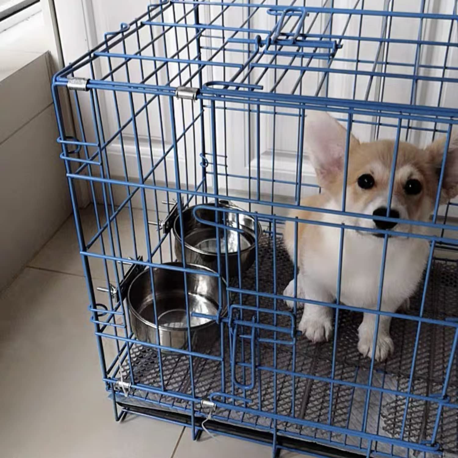 ShineMe spill-proof design reduces mess around the crate.