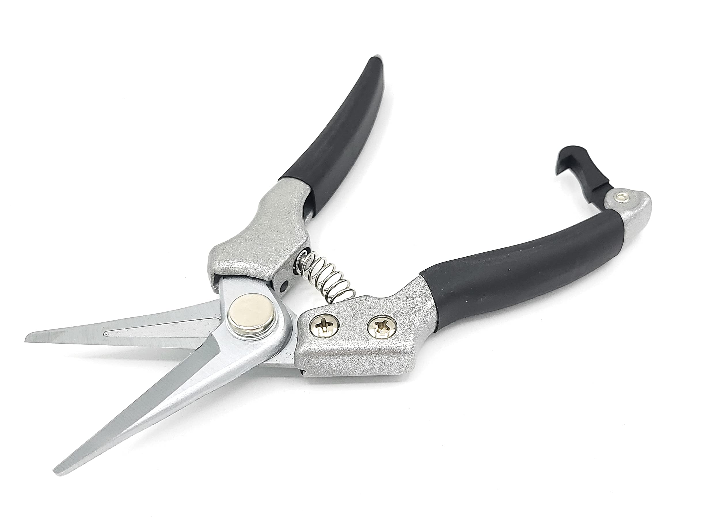 Silverline garden pruning tool cutting small branches with precision