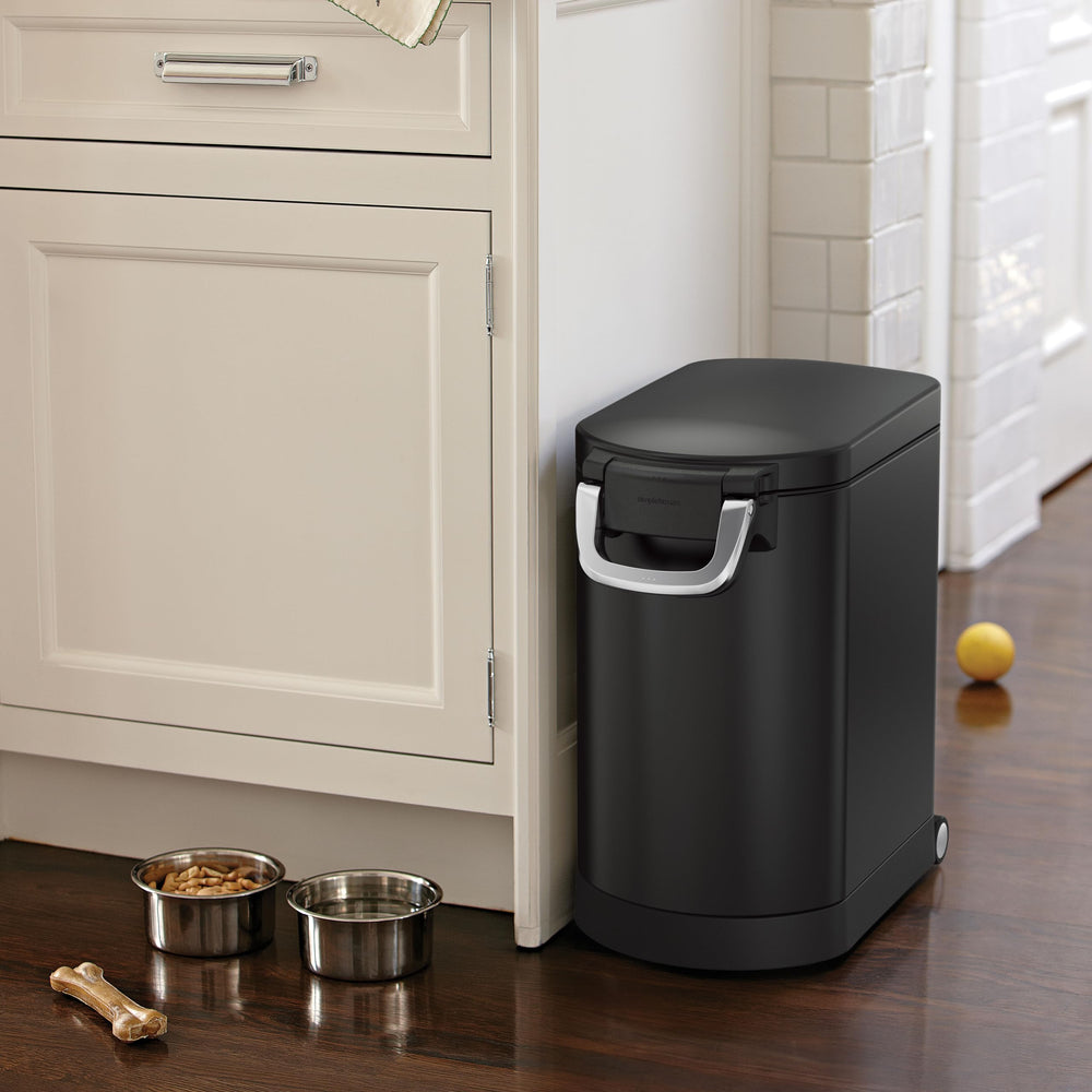Simplehuman lock-tight handle in action securing the lid.