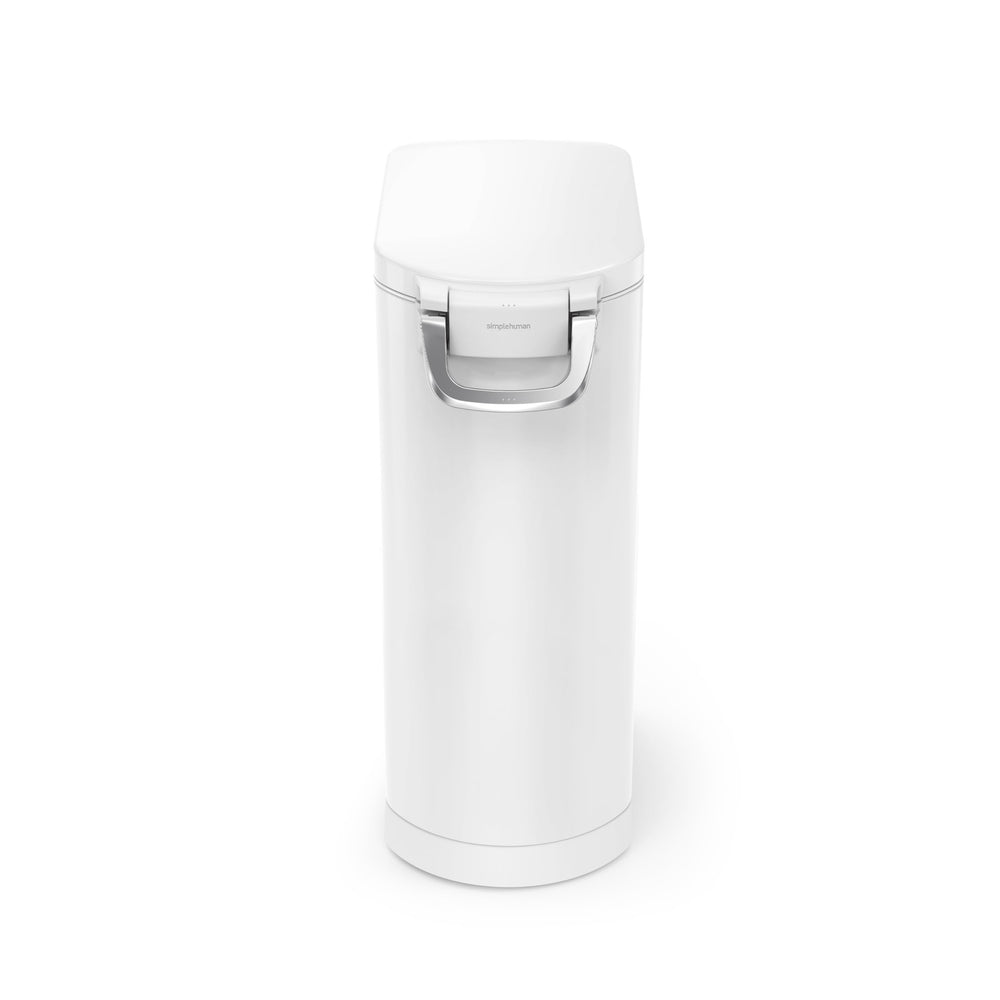 simplehuman magnetic scoop sits under the lid for easy feeding