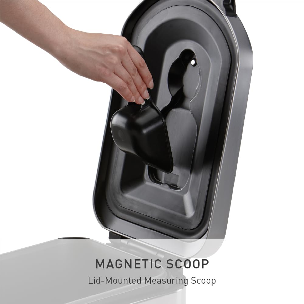 Lid-mounted scoop attached magnetically under the lid for quick measuring.