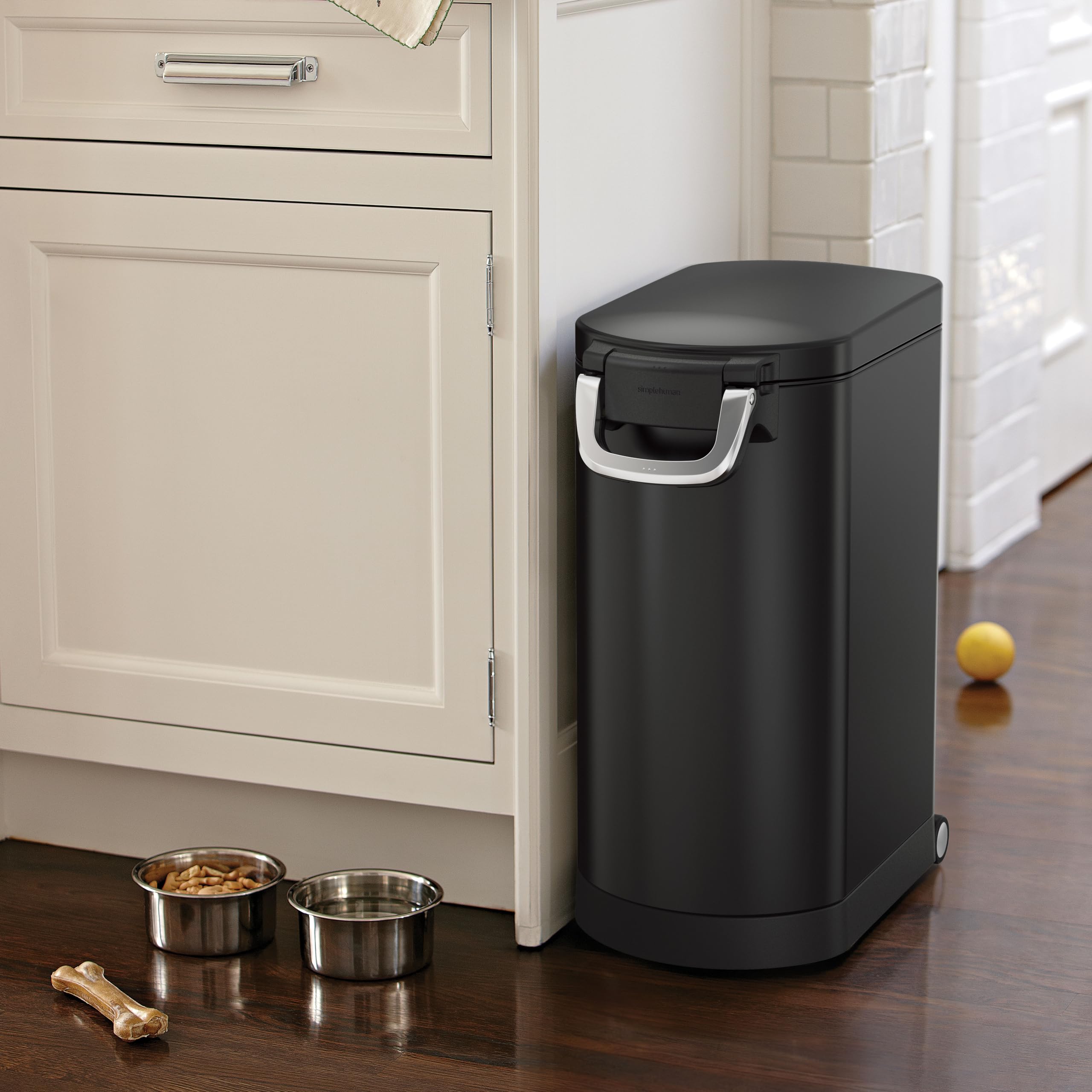 simplehuman container shows silicone gasket forming airtight seal to preserve freshness.