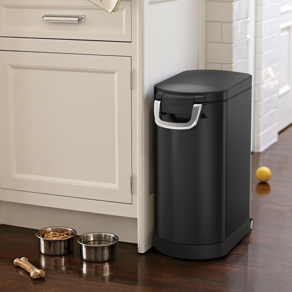 simplehuman container shows silicone gasket forming airtight seal to preserve freshness.