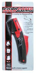Solocomb mane-pulling solo comb demonstrates controlled thinning for horses