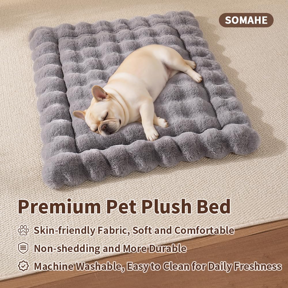 SOMAHE bed mat closeup shows soft faux fur and cozy lounging texture.