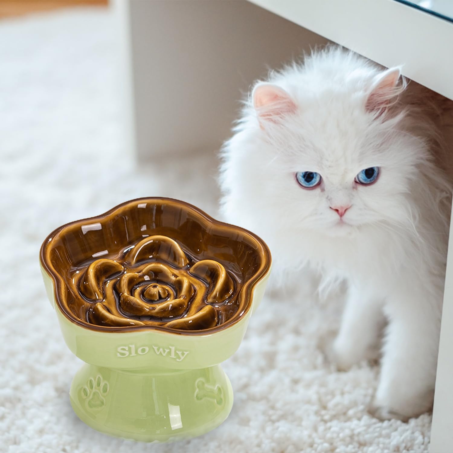 S&Q'S CERAMICS supports dry and wet food with a stable 2-pound base.
