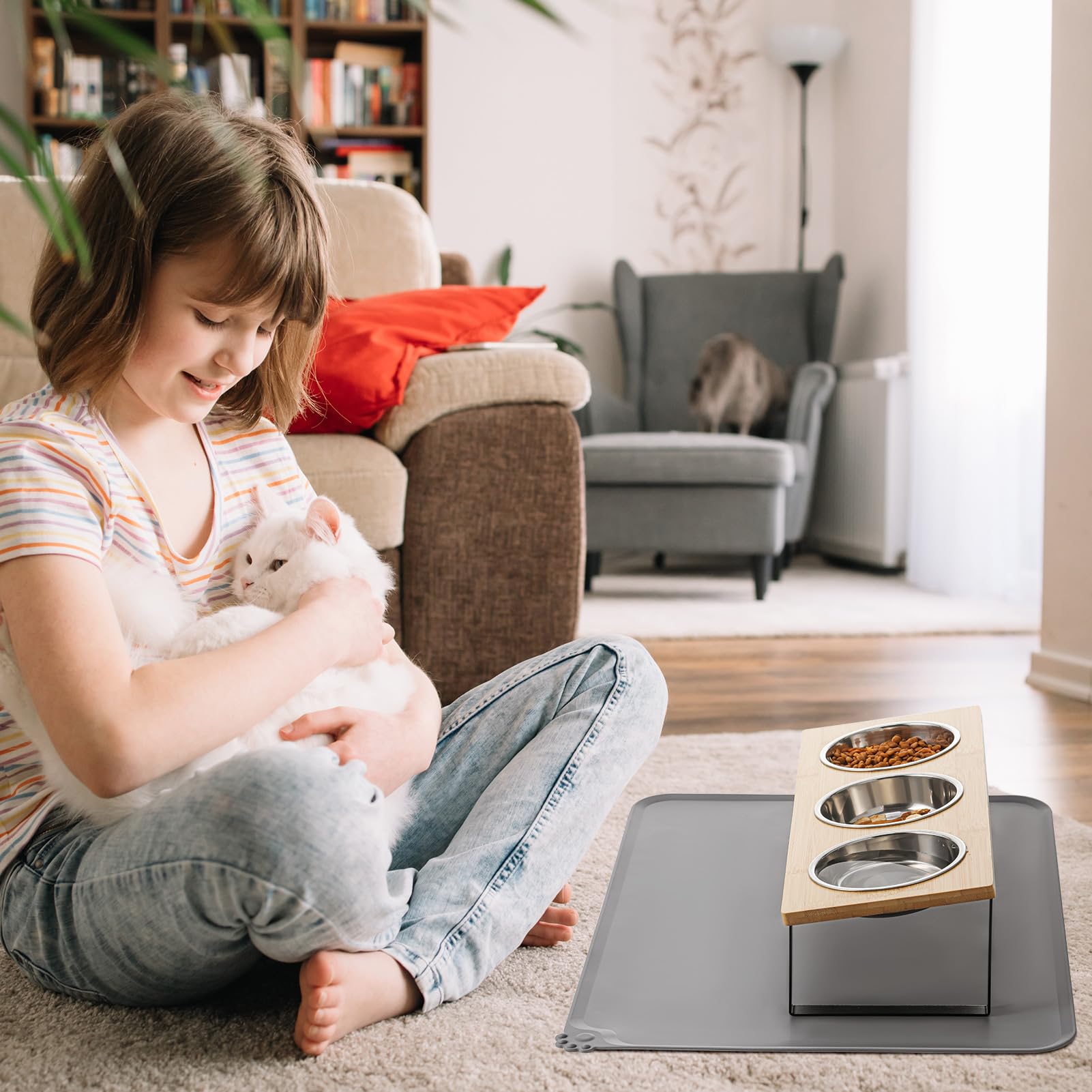 Summark anti-spill feeding setup helps keep floors tidy.