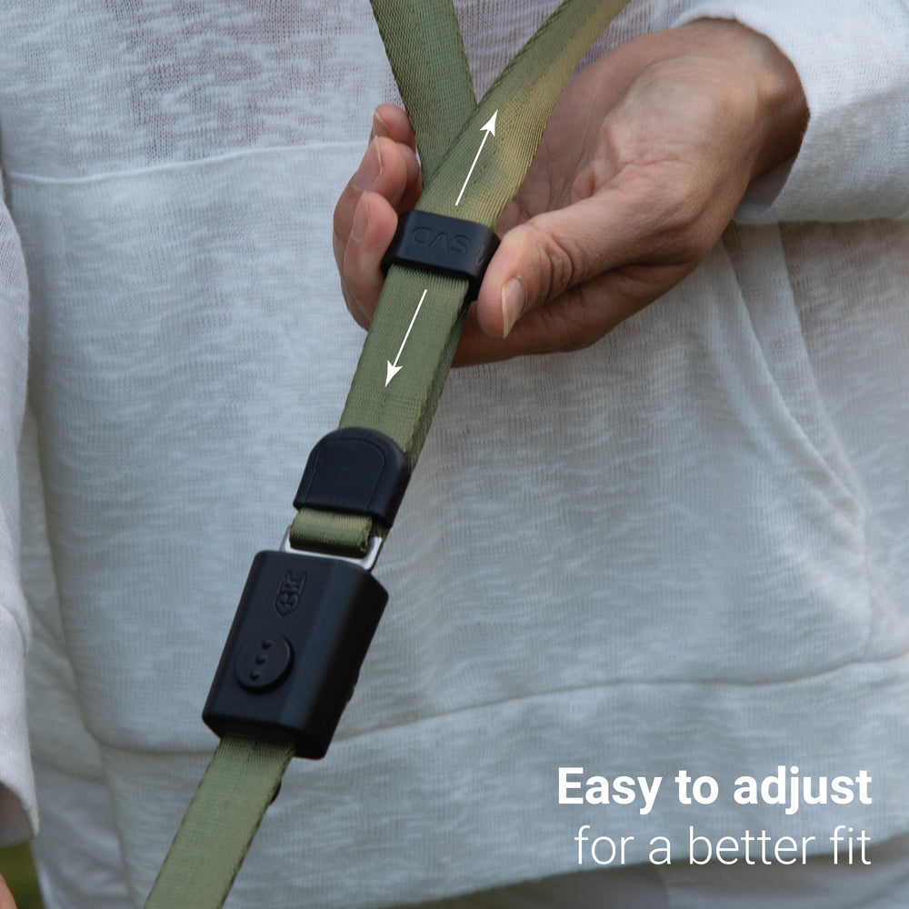 SVD.PET easy-release buckle for quick securing around posts.