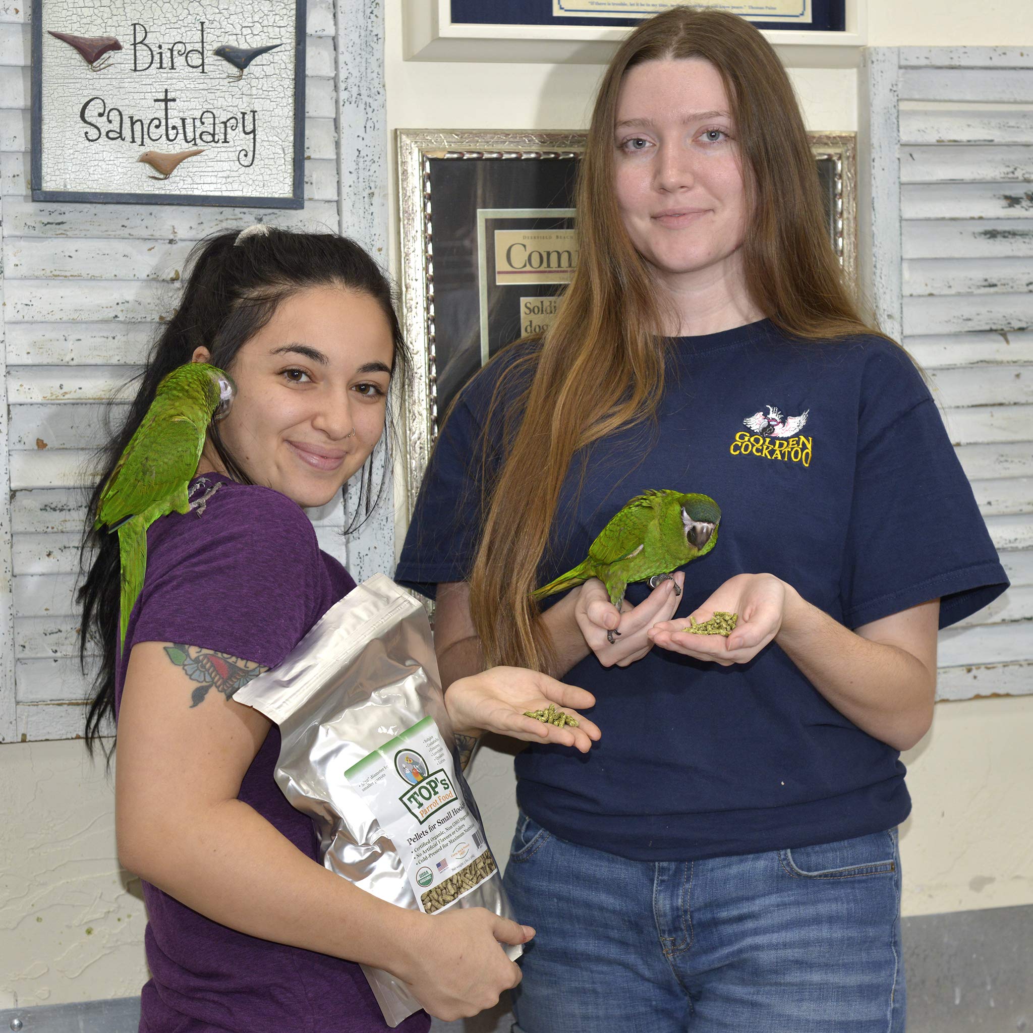 TOP's Parrot Food small-hookbills-friendly formula supports tiny birds.