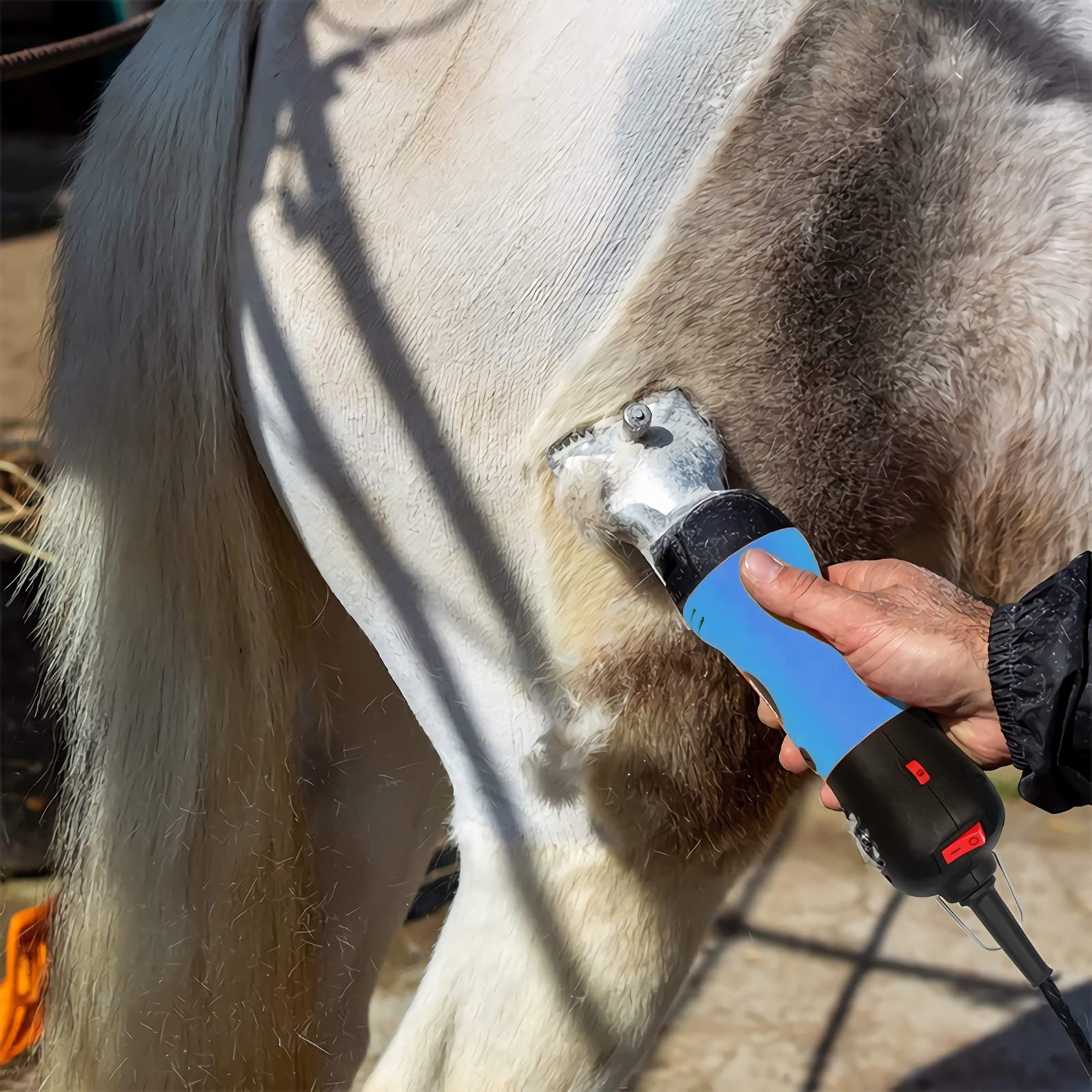 Towiac ergonomic grip supports comfortable handling through lengthy grooming tasks.