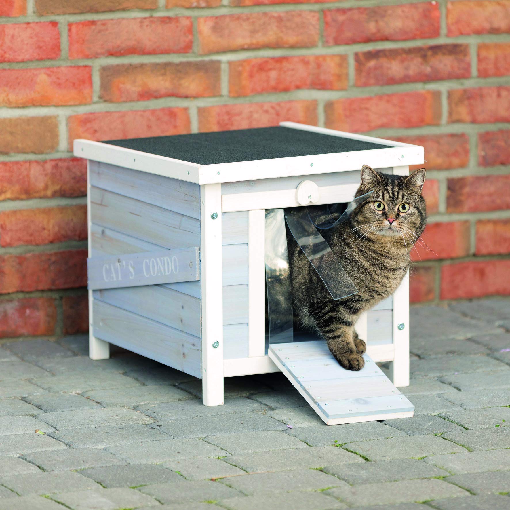 TRIXIE outdoor cat house showing asphalt roof for weather protection