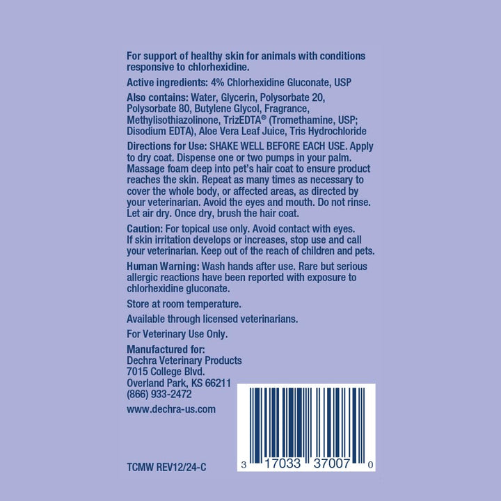 TrizCHLOR Mousse applied to a cat's coat for skin-friendly care.