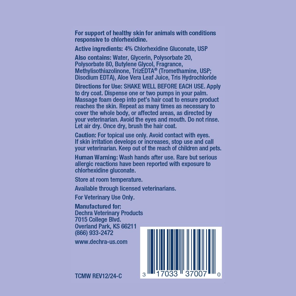 TrizCHLOR Mousse applied to a cat's coat for skin-friendly care.