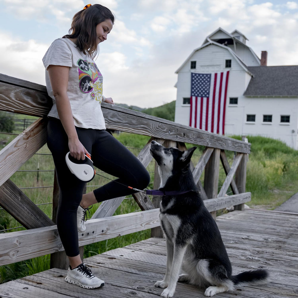 TUG ergonomic anti-slip handle provides secure grip during long strolls.