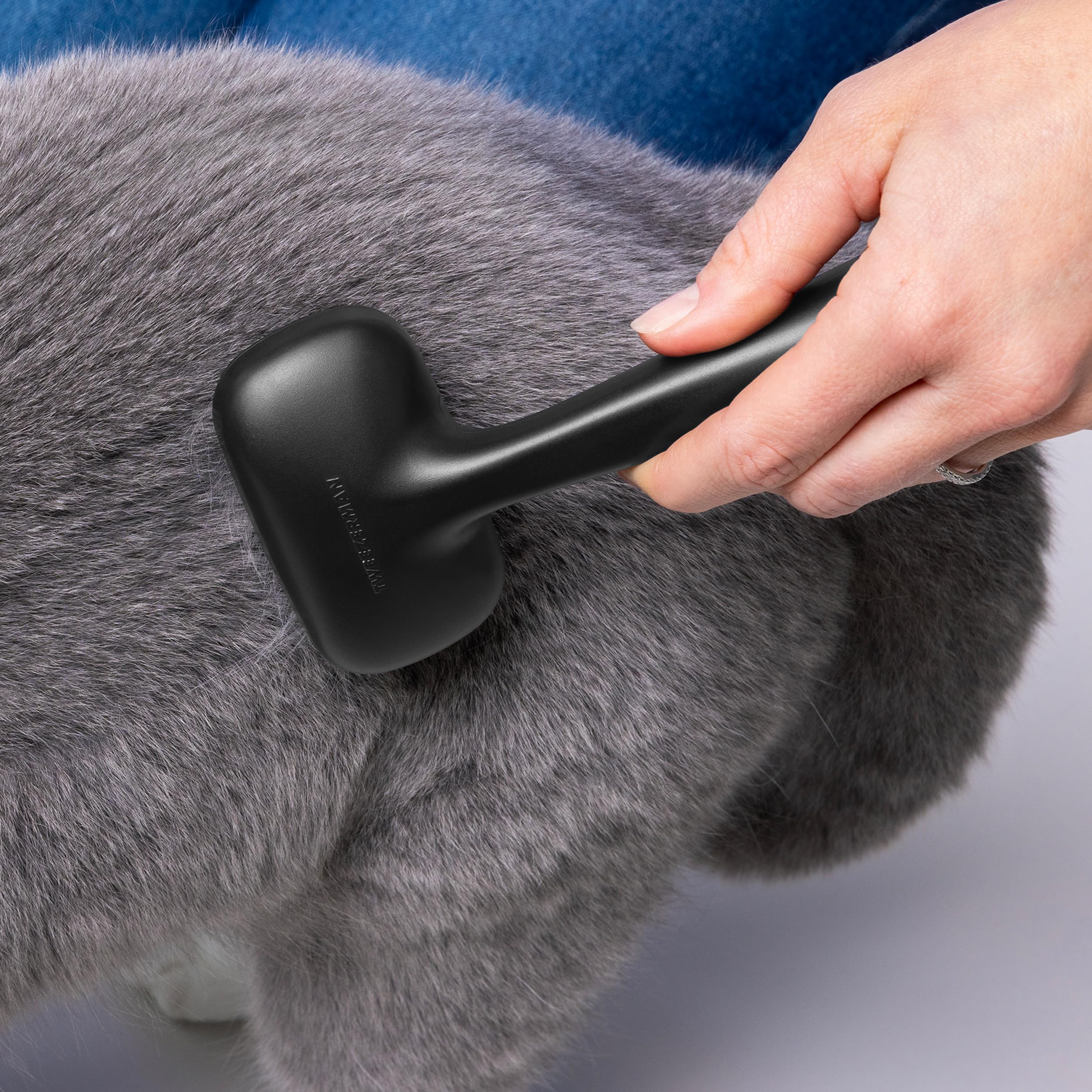 Tweezerman coated bristles protect skin while detangling knots