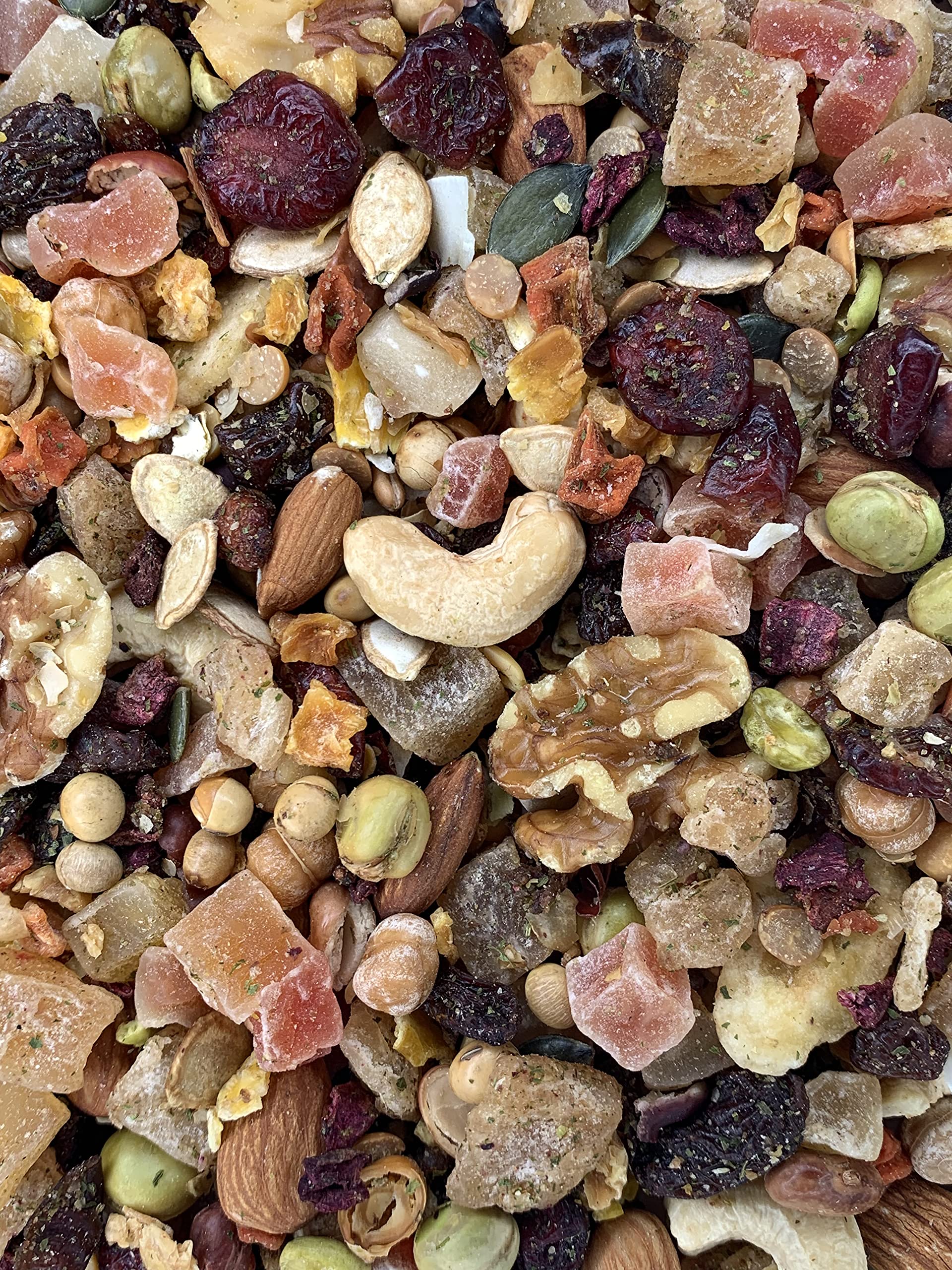 Versele-Laga Caribbean Blend for large birds, offers varied textures and dietary enrichment.